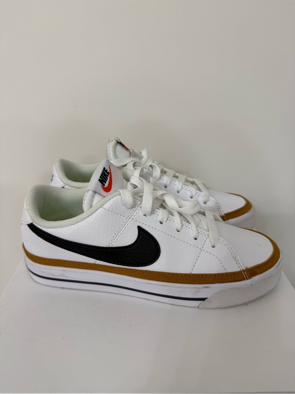 Nike Court Legacy – Women’s Size 5